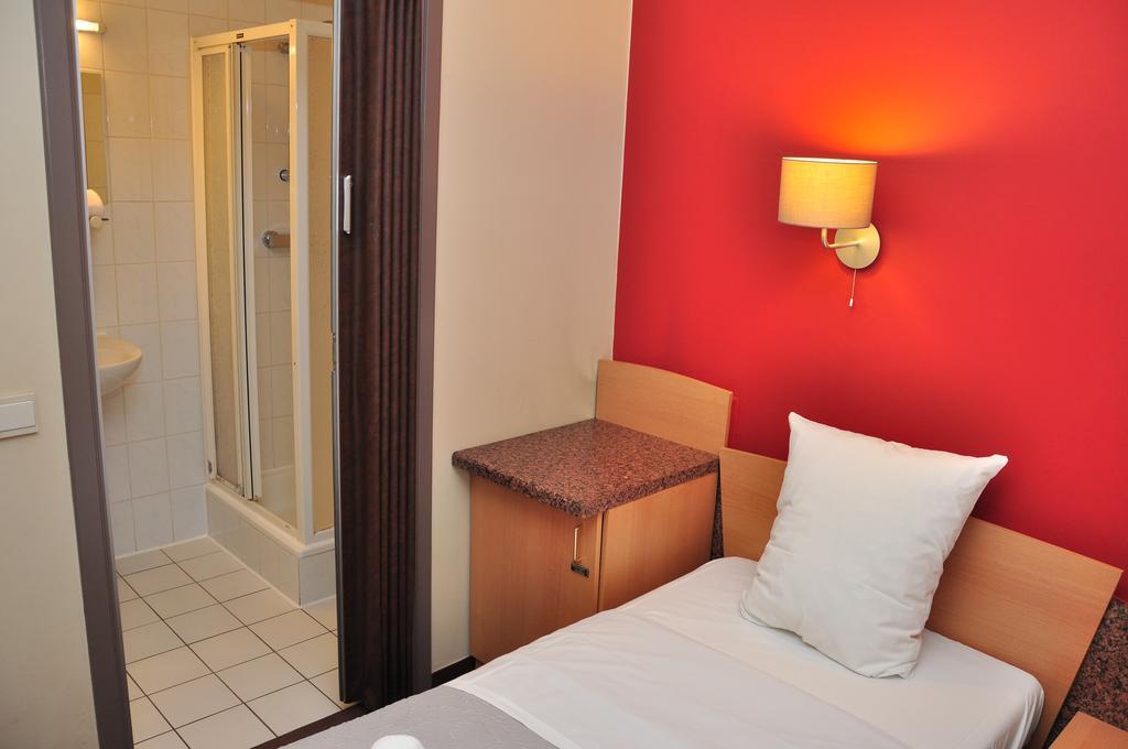 Afrit 28 Hotel Heusden-Zolder Phòng bức ảnh