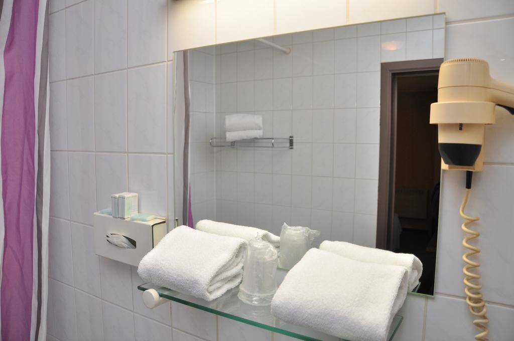 Afrit 28 Hotel Heusden-Zolder Phòng bức ảnh
