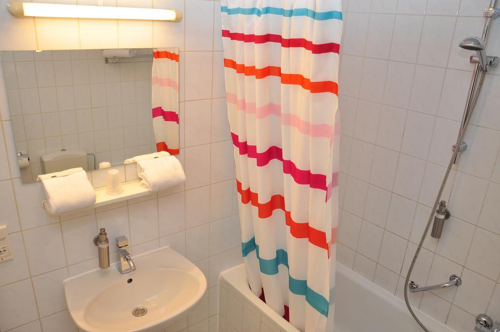 Afrit 28 Hotel Heusden-Zolder Phòng bức ảnh