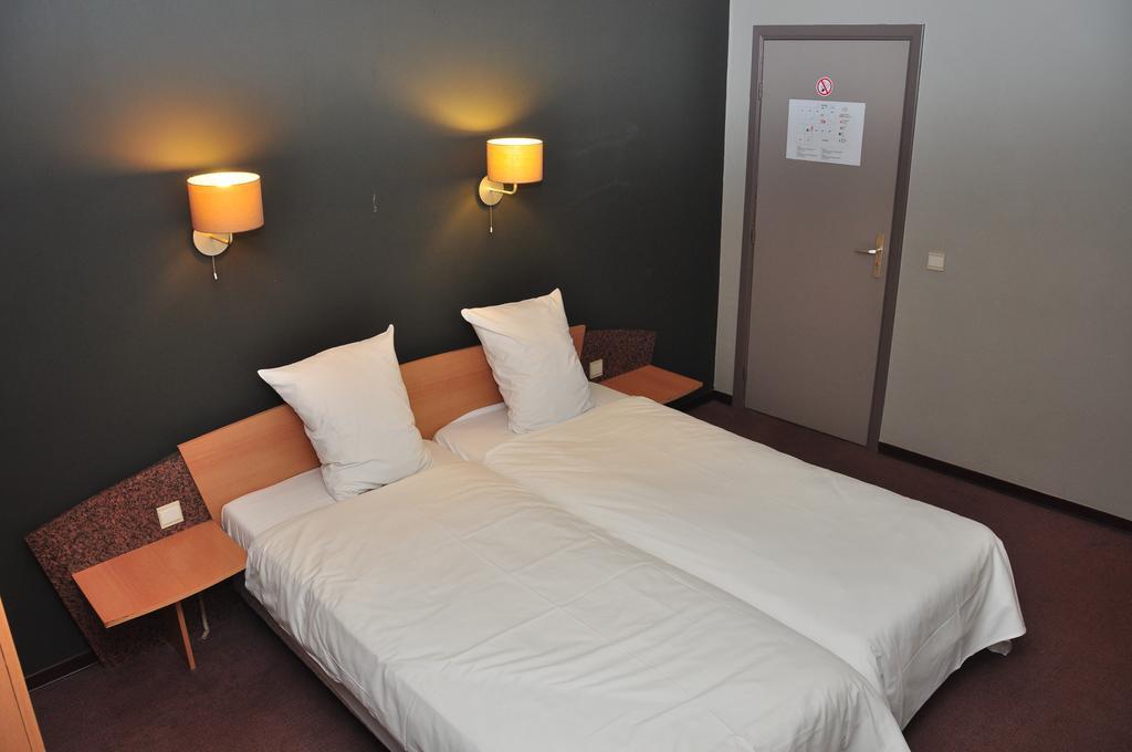 Afrit 28 Hotel Heusden-Zolder Phòng bức ảnh